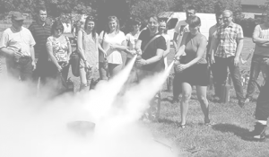 Blog 10 Monochromatyczne zdjęcie gaszenia symulowanego pożaru