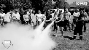 Blog 15 Monochromatyczne zdjęcie ze szkoleń przeciwpożarowych i gaszenia pozaru