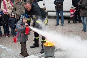 Blog 16 Małe dziecko gasi pożar małą gaśnicą