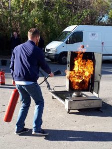 Blog 1 pożar urządzeń pod napięciem szafa elektryczna człowiek używa gaśnicy śniegowej