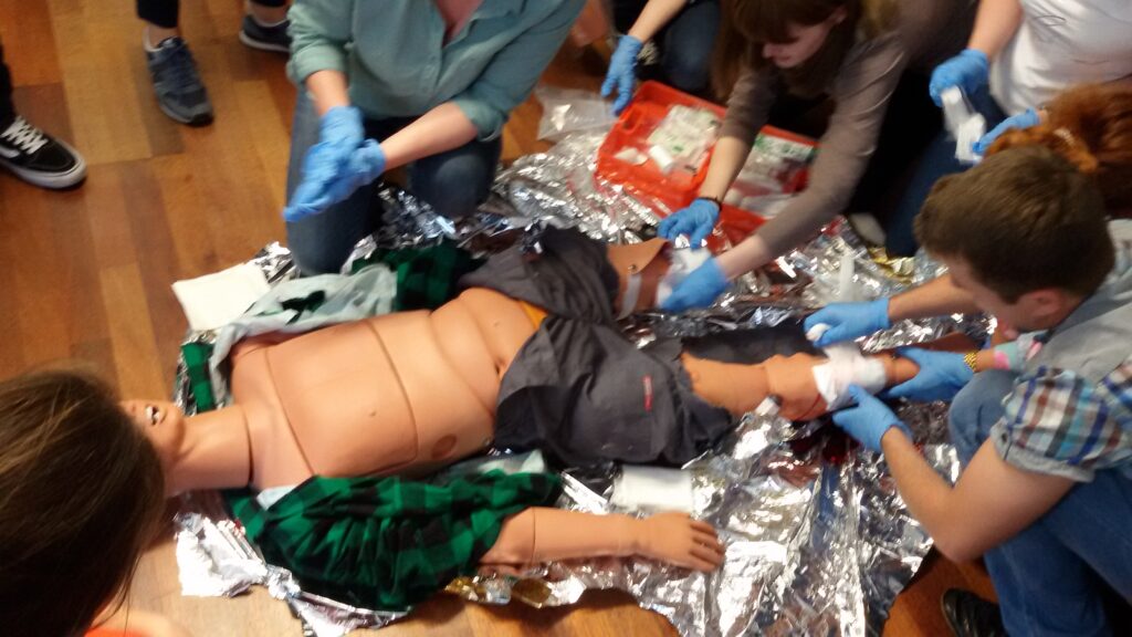 opatrywanie ran - przez wielu uczestników