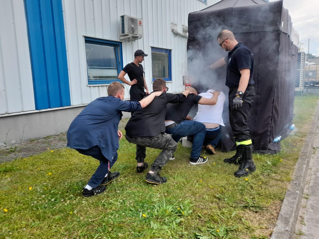 przejście przez zadymiony namiot