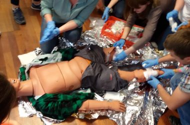 opatrywanie ran – safety day opatrywanie ran - przez wielu uczestników