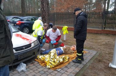 opatrywanie ran Uczestnicy opatrują rany podczas wypadku