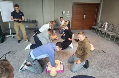 Resuscytacja w rytm muzyki – fantomy ludzie Resuscytacja w rytm muzyki - Ludzie uciskają fantoma w rytm muzyki