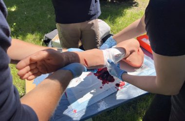 tamowania krwotoków – ręka Grupa uczestników warsztatów opatruje ranę