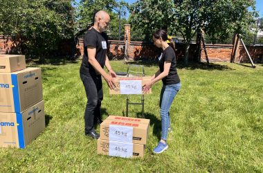 Ręczne prace transportowe Ręczne prace transportowe a man and woman holding boxes