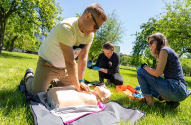 BLS AED BLS AED osoby udzielają pierwszej pomocy