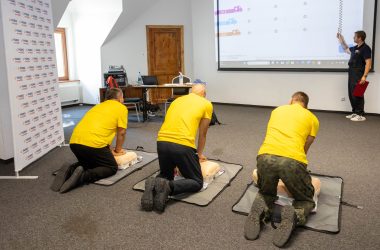 Resuscytacja wyścig – 3 osoby Resuscytacja wyścig osoby rywalizują w uciskaniu klatki piersiowej