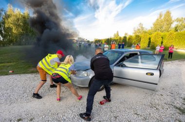 pożar samochodu pożar samochodu gaszenie gasnicami