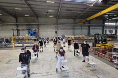 VR bardzo duza grupa 20 osób szkoleni się z technologią VR