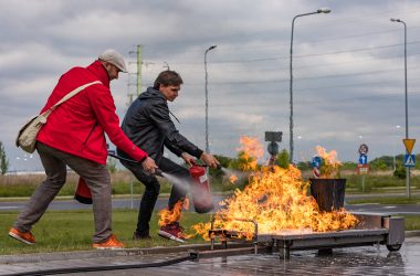 obsługa gaśnicy – trening gaszenia Dwie osoby uczą się gasić